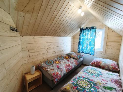 Postel nebo postele na pokoji v ubytování Kudowskie Chatynki