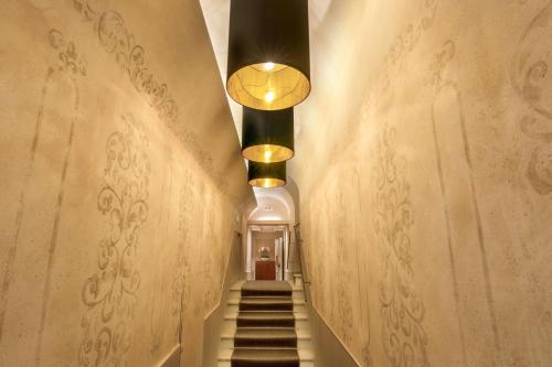 un corridoio con una scala con un mucchio di luci di Condotti Palace a Roma