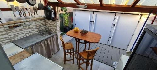 d'une petite cuisine avec une table et des chaises sur un balcon. dans l'établissement Charmante maison à 4min de plage du débarquement, à La Croix-Valmer