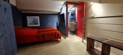 une chambre avec un lit avec une couverture rouge dans l'établissement Charmante maison à 4min de plage du débarquement, à La Croix-Valmer