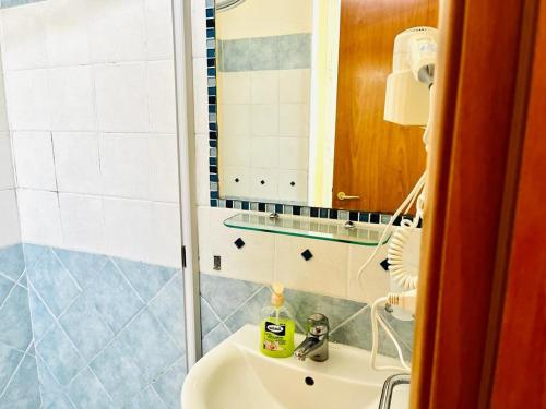łazienka z umywalką i lustrem w obiekcie Green Guesthouse w Rzymie