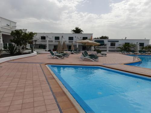 Bazén v ubytování Fabulous 1-Bed Apartment in Puerto del Carmen nebo v jeho okolí
