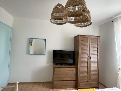 TV a/nebo společenská místnost v ubytování Kuća za odmor Pobor JADRANOVO