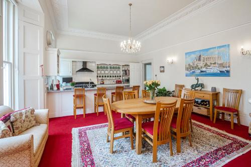Η κουζίνα ή μικρή κουζίνα στο Stunning Apartment in Victorian Villa with Garden