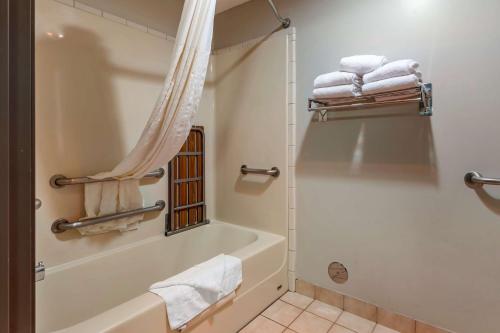 Kúpeľňa v ubytovaní Best Western Newberg Inn