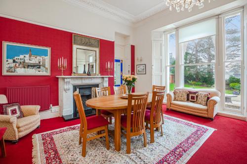 Χώρος καθιστικού στο Stunning Apartment in Victorian Villa with Garden