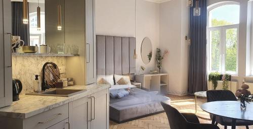 eine Küche mit einer Couch mitten im Wohnzimmer in der Unterkunft DK Premium Ballady i Romanse in Olsztyn
