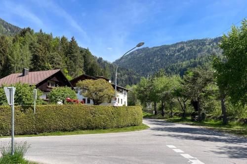 a street light on the side of a road at Bergmanns Ferienapartment in Debant