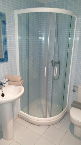 ein Bad mit einer Dusche, einem WC und einem Waschbecken in der Unterkunft Apartamento Escribano Jaca in Jaca