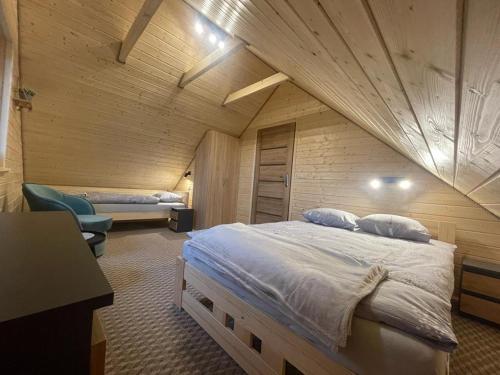 En eller flere senge i et værelse på Domki Pod Beskidem