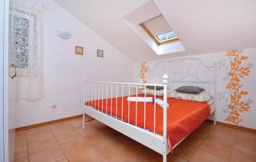 een slaapkamer met een bed met een oranje matras bij Vila Jadran in Omiš