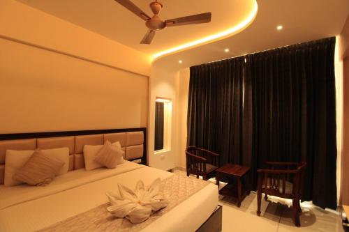 a bedroom with a bed and a ceiling fan at RAMRATHNA RESIDENCY in Madurai