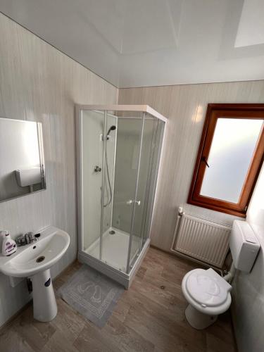 Koupelna v ubytování Tiena Hotel Plutitor