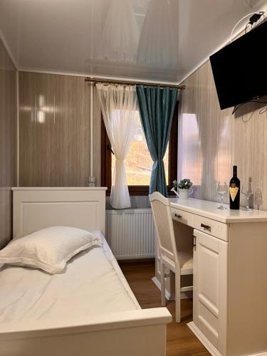 Postel nebo postele na pokoji v ubytování Tiena Hotel Plutitor