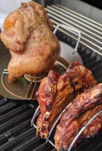 a chicken and two ribs on a grill at さいの郷「椛」 in Kagamino