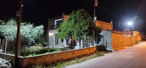 une maison dans une rue la nuit dans l'établissement Villa Shuaipaj, à Gjirokastër