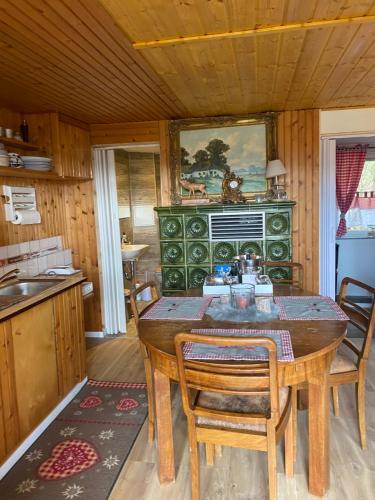 cocina con mesa y sillas en una habitación en Hütte für Naturliebhaber - Kinder/ Ponyreiten, en Zella-Mehlis