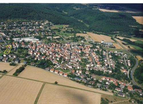 una vista aerea di una città in un campo di Gudrun a Usingen