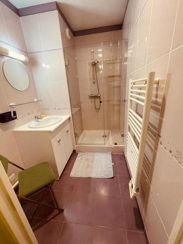 une salle de bain avec une douche, un lavabo et des toilettes dans l'établissement belle brise, à Cancale