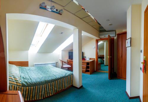 um quarto com uma cama e um quarto com uma janela em Aqua Hotel Volzhskaya Zemchuzhina em Yaroslavl