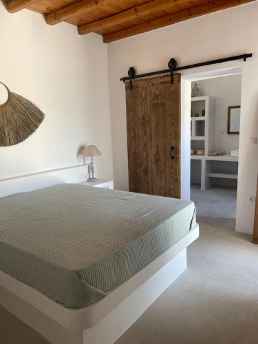 Un pat sau paturi într-o cameră la Levantes Villa Panagia beach