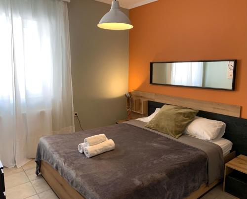 1 dormitorio con 1 cama con espejo grande en la pared en Agustin Apartment inThessaloniki -penthouse en Tesalónica