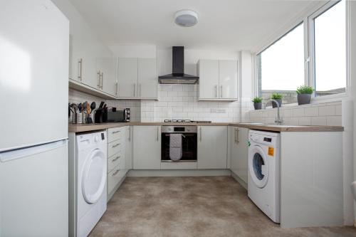 Ett kök eller pentry på Large Property & Contractors & Families & Garden & En-Suite