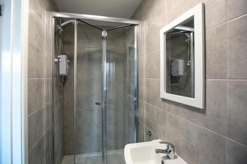 a bathroom with a shower and a sink and a mirror at Large Property & Contractors & Families & Garden & En-Suite in Rockingham