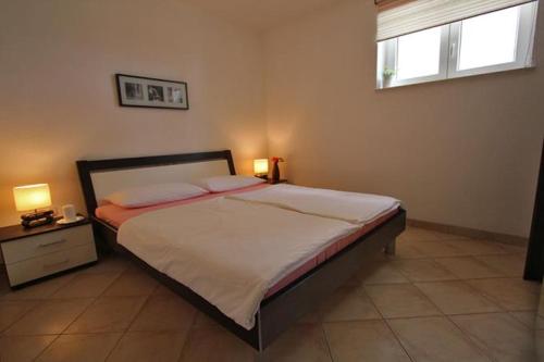 Ένα ή περισσότερα κρεβάτια σε δωμάτιο στο Beachfront Apartments Baricevic with Pool