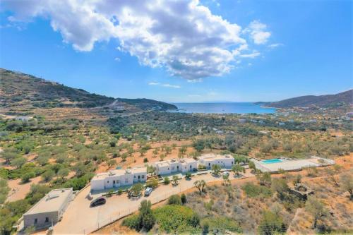una vista aérea de un complejo con un lago en Ktima Vrisiana, en Platis Yialos Sifnos