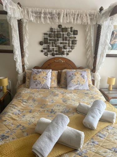 een bed met handdoeken en een baldakijn bij Riversvale Hotel in Blackpool