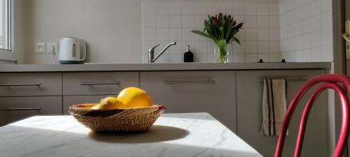 - un bol de fruits sur une table dans la cuisine dans l'établissement Bien agencé, cosy et calme, joli petit appart!, à Tours