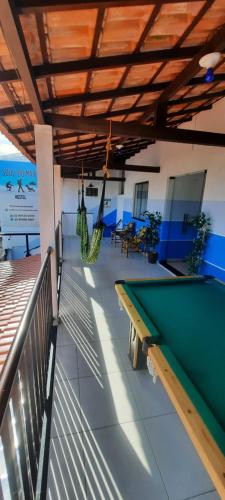 stół bilardowy w pokoju z hamakiem w obiekcie Soul do Mar Hostel w mieście Cabo Frio
