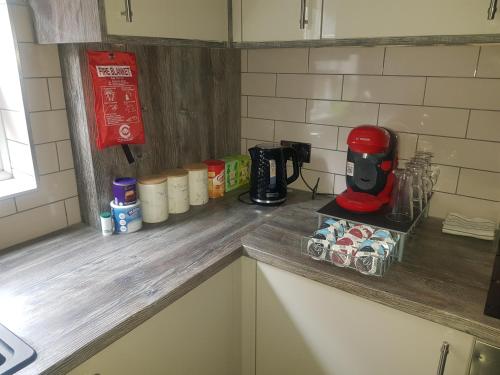 uma bancada de cozinha com um liquidificador vermelho em Highfields Living em Sheffield