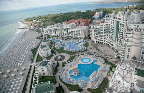 una vista aerea di un resort vicino all'oceano di Apartment Sunset Resort a Pomorie