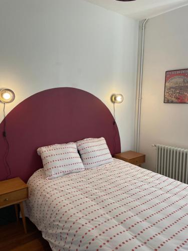 1 dormitorio con 1 cama grande y 2 almohadas en Appartement au calme et bow window quartier plage, en Mers-les-Bains