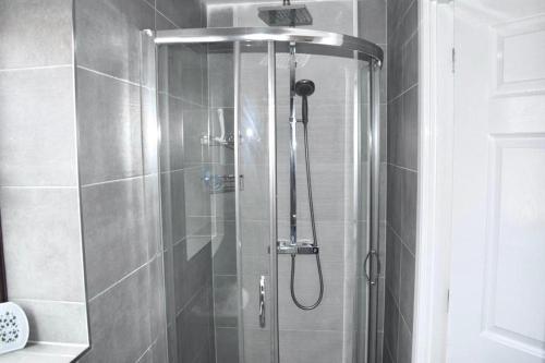 A bathroom at Spacious 3 Bedroom Contractor Home with Private Parking, Just 7 Minutes from CMK by Maison 19