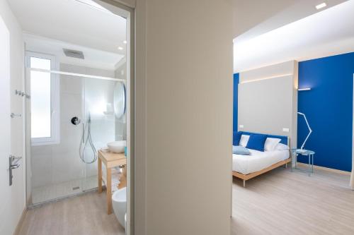 Ένα μπάνιο στο Amarina Hotel