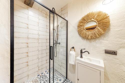a bathroom with a shower and a sink at Prywatna Wieś in Mörken