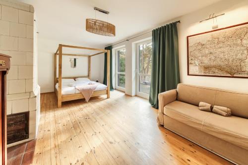 a living room with a couch and a bed at Prywatna Wieś in Mörken