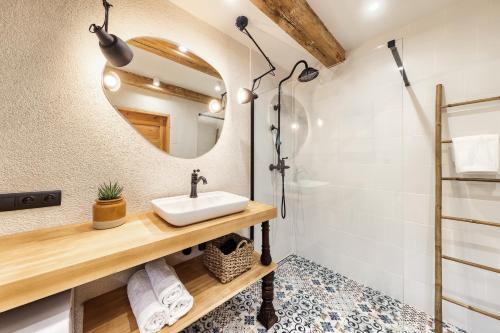 a bathroom with a sink and a mirror at Prywatna Wieś in Mörken