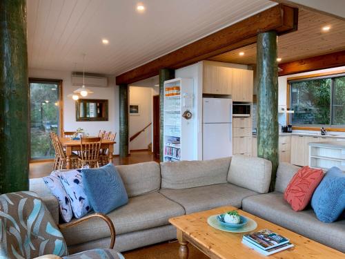 una sala de estar con un sofá y una mesa en Surf Shack, en Wye River