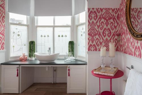un baño con lavabo y espejo en One Sandringham - Boutique Seaside Home in Ilfracombe, en Ilfracombe