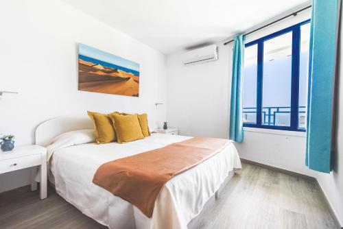 塔烏里托的住宿－Home2Book Valle de Taurito, Sea Views & Pool，一间卧室设有一张床和一个大窗户