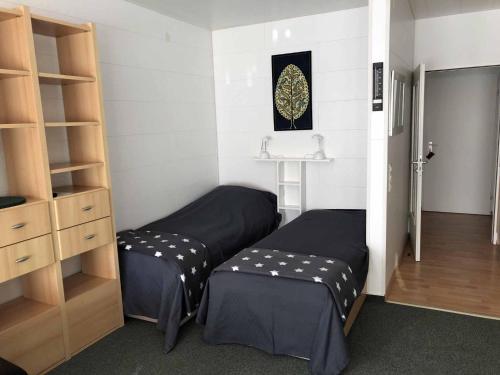 um pequeno quarto com 2 camas e um closet em Appartement an der Helenenquelle em Bad Pyrmont