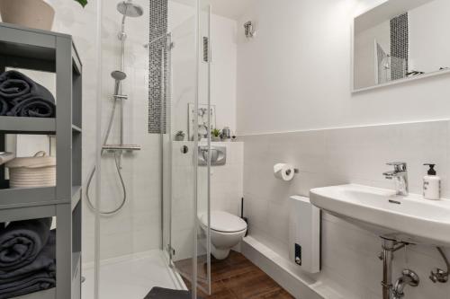 不莱梅MEL&BENS City-Apartment Domblick Marktplatz的带淋浴、马桶和水槽的浴室