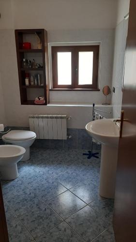 - Baño con 2 aseos y 2 lavabos en Appartamento con giardino e parcheggio riservato en Narni
