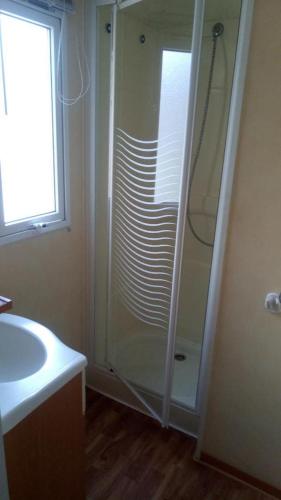 une salle de bain avec douche et lavabo dans l'établissement MOBILHOME 4/5 P /GORGES DU VERDON / TOUT EQUIPE / / TOUT CONFORT / REFAIT A NEUF / LAC DE STE CROIX A PROXIMITE, à Sainte-Croix-de-Verdon