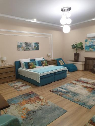 a bedroom with a bed and a couch in a room at IMPERIAL ROOMS - ULTRACENTRAL - jacuzzi cu hidromasaj in Oradea