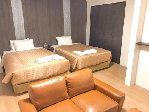 Postel nebo postele na pokoji v ubytování HOTEL LiVEMAX Takamatsu Eki Mae